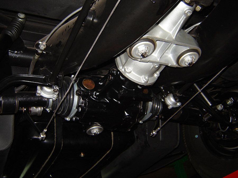 Restauraci&oacute;n mercedes 300 detalle de mecanica impecable