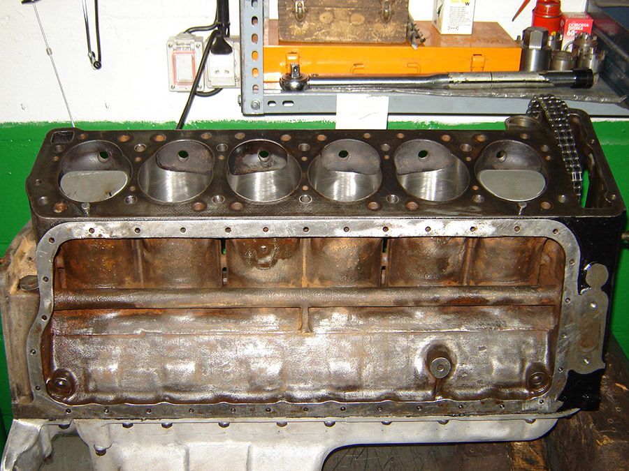 Motor mercedes 300 desmontado para reparaci&oacute;n